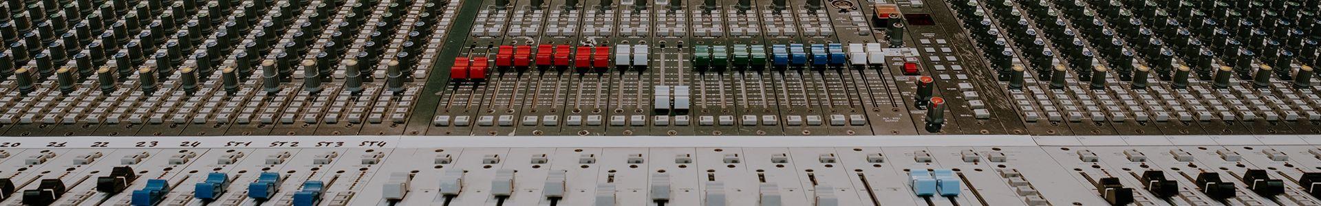 Mixer audio: le origini di Suonovivo nel 1992 Mixer audio che simboleggia le origini e l’evoluzione di Suonovivo.