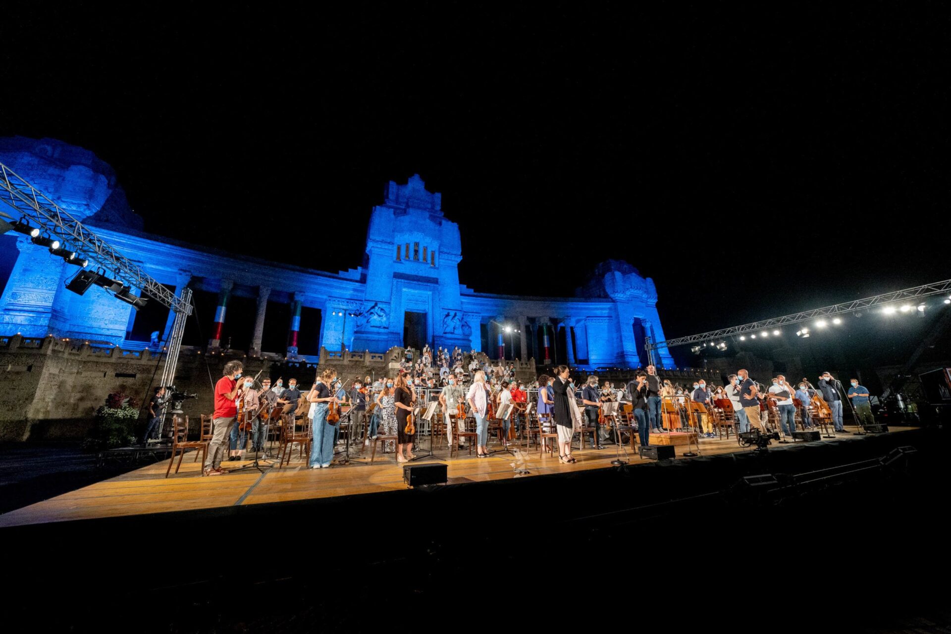 Orchestra che esegue il Requiem di Donizetti nella piazza del Cimitero Monumentale di Bergamo.